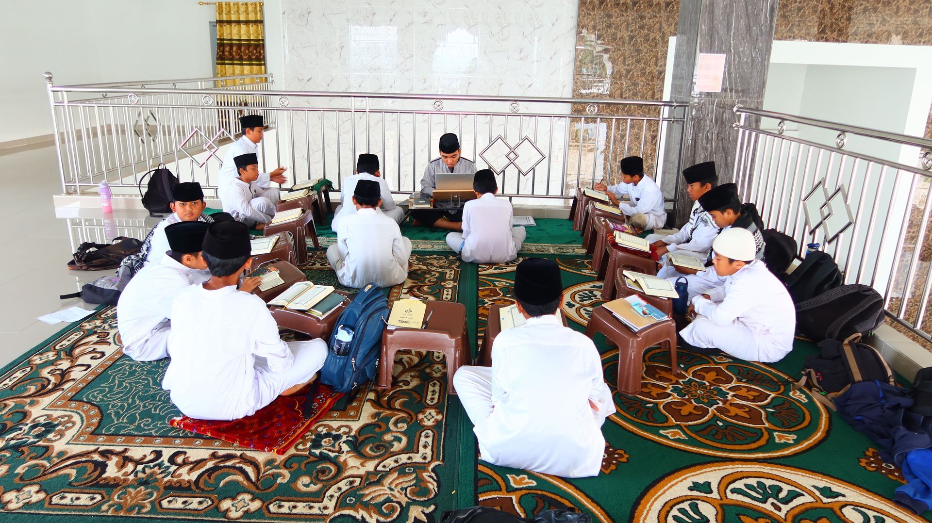 Halaqah tahfizh santri putra di masjid