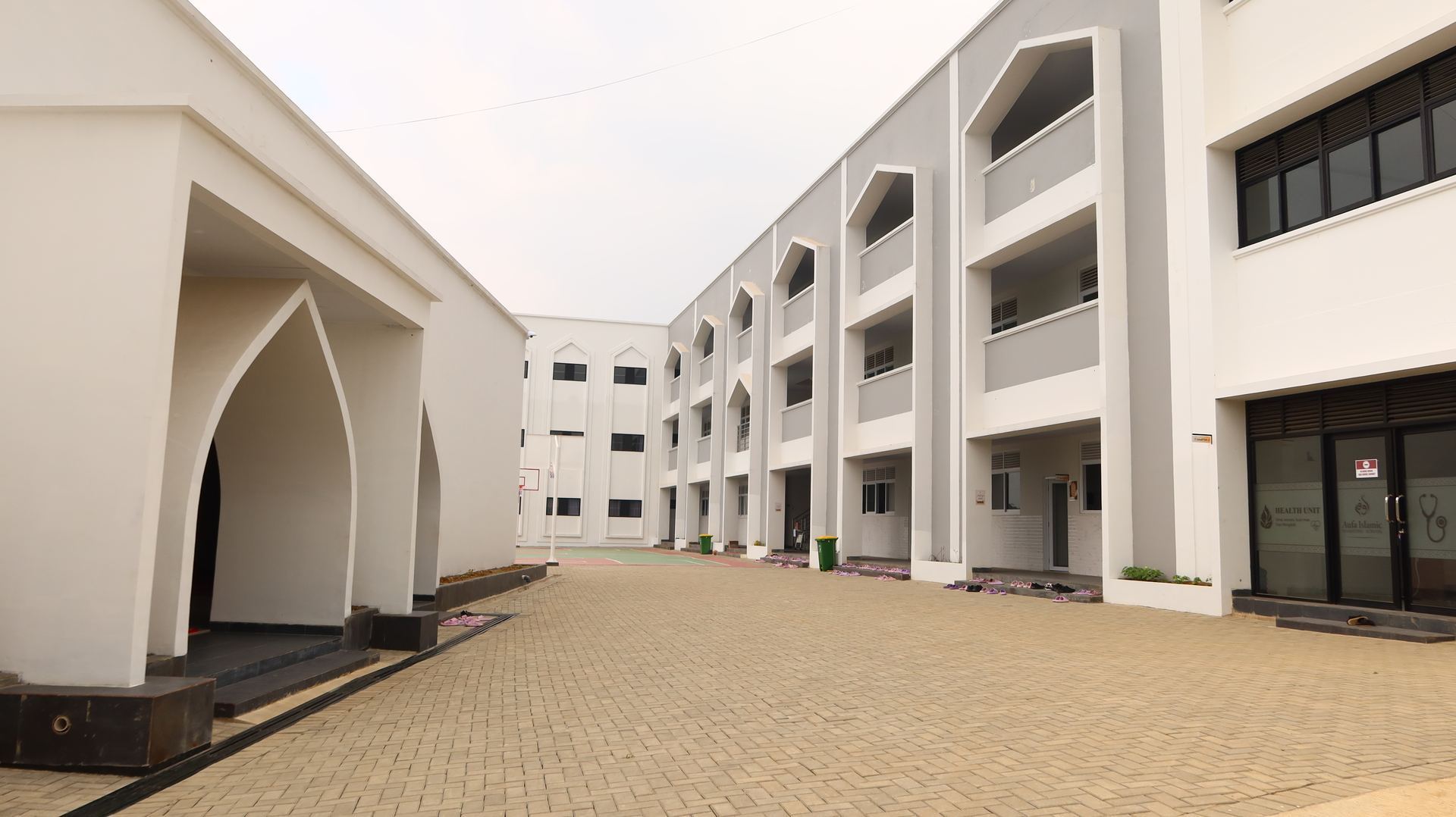 Kompleks masjid dan gedung kelas/asrama